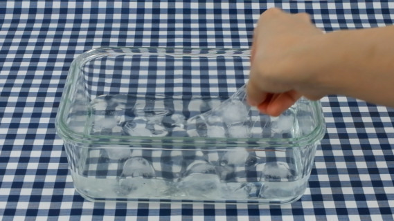 Gelatineblaadjes in ijswater leggen
