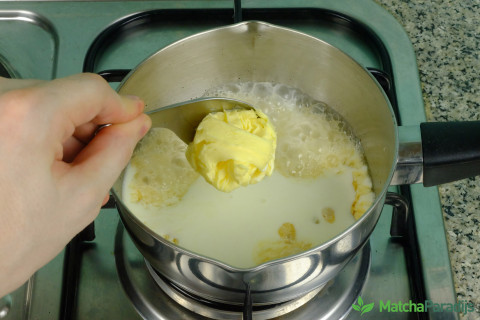 Karamelsaus in steelpan boter toevoegen