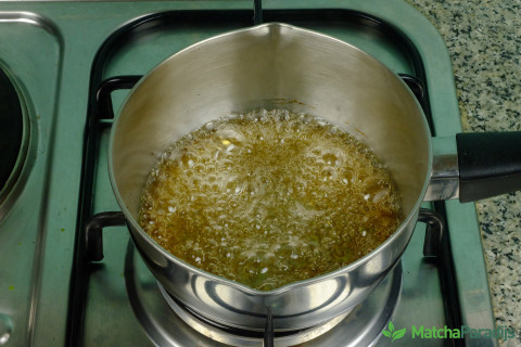 Karamelsaus bruin suikerwater in steelpan