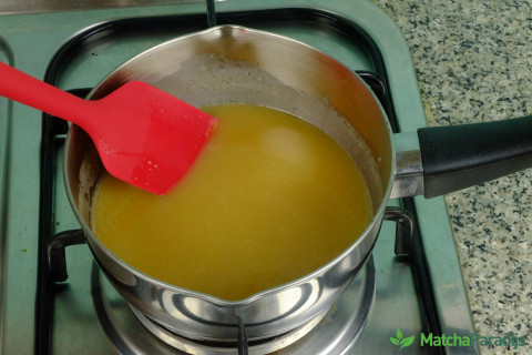 Karamelsaus in steelpan gereed