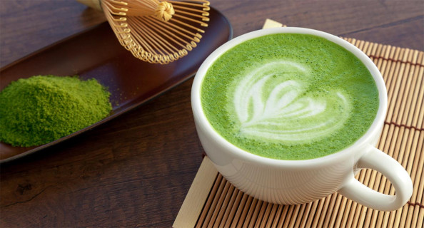 matcha latte in kopje