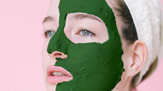 vrouw met matcha gezichtsmasker op