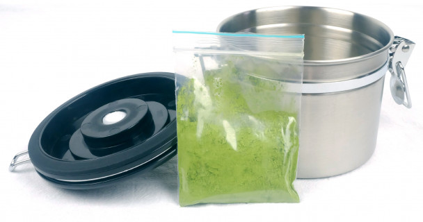 Matcha thee bewaren in een luchtdicht koffieblik