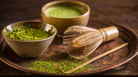 matcha thee in sfeerbeeld met klopper en lepel