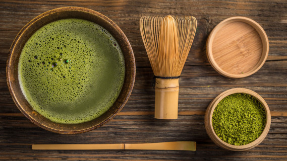 Matcha thee in sfeerbeeld met klopper