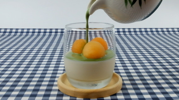 Matcha toevoegen aan pudding met fruit