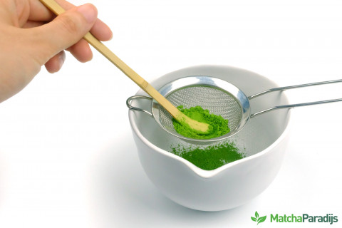 Matcha zeven met een Matcha lepel