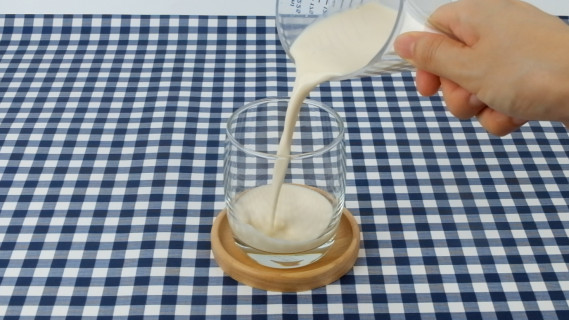 pudding gieten in een glas
