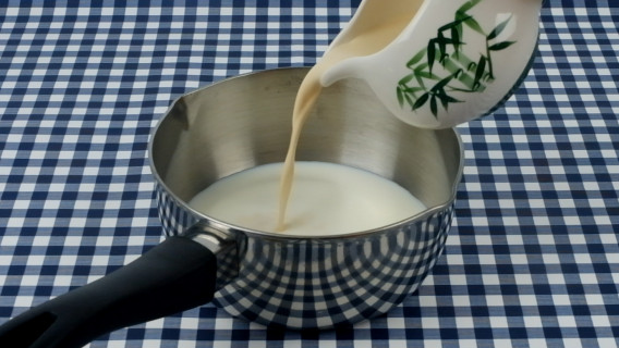 Pudding ingredienten schenken in steelpan