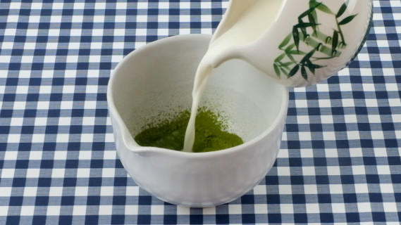 Warme met bij Matcha poeder toevoegen