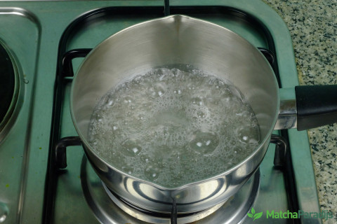 Water en suiker in een steelpan koken